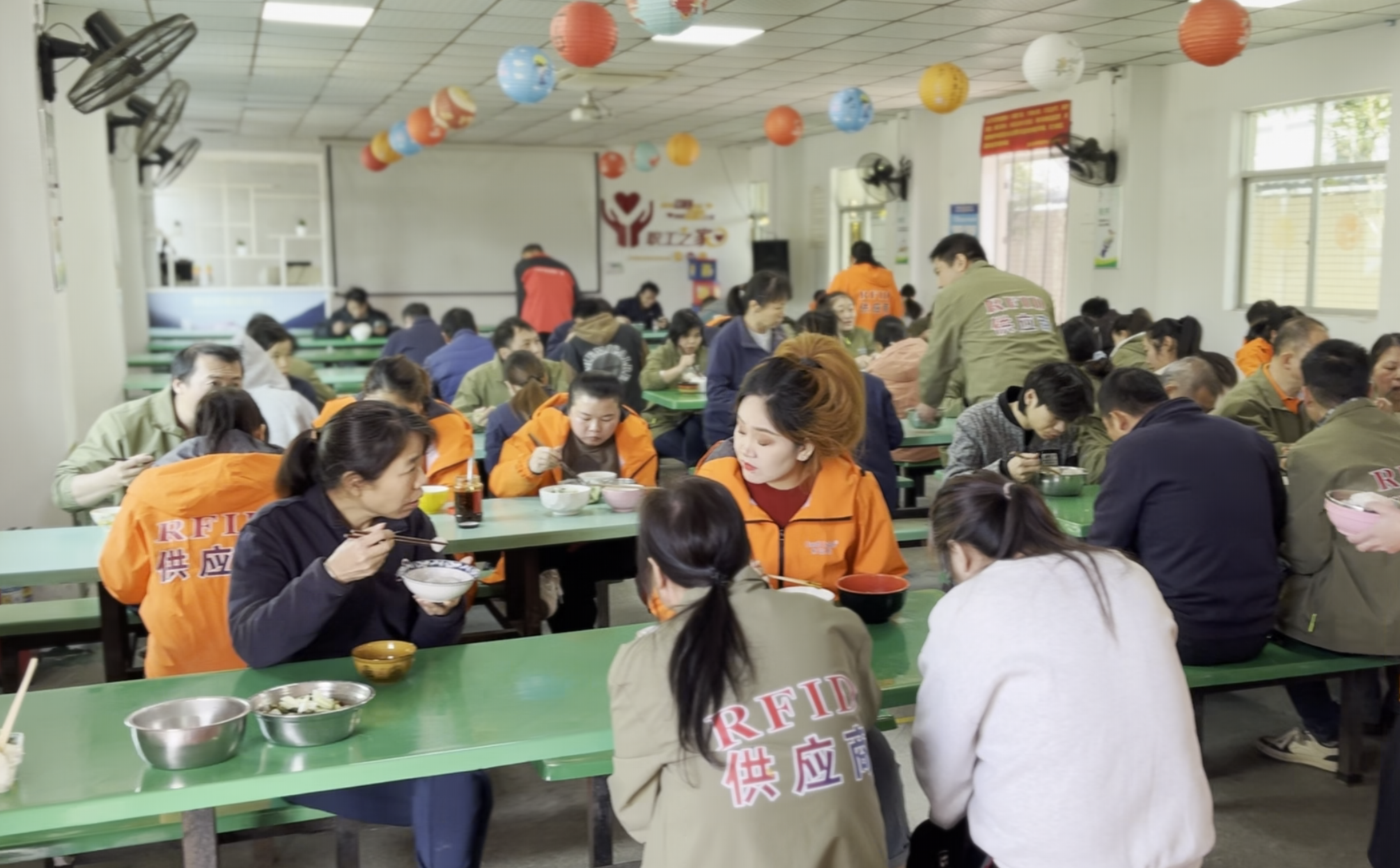冬至大如年 人間小團(tuán)圓｜卡立方集團(tuán)NFC智能卡工廠暖心餃子宴，情暖歲末時(shí)光